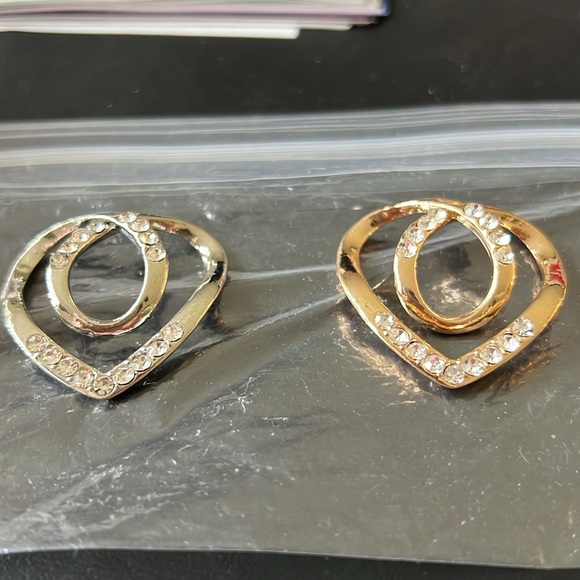 SCARF RINGS (2) NWOT GOLD & SILVER HEART SHAPED WITH RHINESTONES - Picture 2 of 8